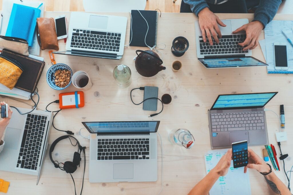 software house: vantaggi e svantaggi dell'assumere un team di professionisti